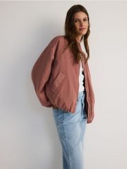 Kurtka bomberka oversize - jasnofioletowy. Fioletowe kurtki damskie Reserved, l, bez wzorów, z tkaniny, bez kaptura. W wyprzedaży za 159.99 zł.