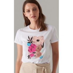 Koszulka ze strukturalną aplikacją - Biały. Białe t-shirty damskie Mohito, l, z aplikacjami, bez kołnierzyka. W wyprzedaży za 29.99 zł.