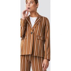 NA-KD Classic Prosta marynarka w paski - Brown. Żakiety damskie marki NA-KD Classic. Za 202.95 zł.