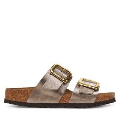 Klapki Birkenstock. Żółte klapki damskie Birkenstock, bez wzorów, bez obcasa. Za 359.99 zł.
