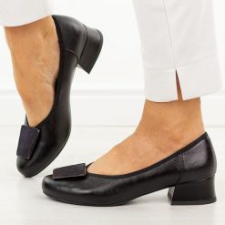 Czarne czółenka damskie na obcasie M.Daszyński Sa279-1. Czarne czółenka damskie M.Daszyński, z aplikacjami, ze skóry, casualowe, z okrągłym noskiem, bez obcasa, na obcasie, bez zapięcia. Za 199.00 zł.