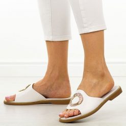 Białe płaskie klapki damskie Filippo Dk6906/25. Białe klapki damskie Filippo, z aplikacjami, z jeansu, eleganckie, bez obcasa, na płaskiej podeszwie. W wyprzedaży za 125.10 zł.