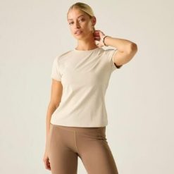 Damska koszulka z krótkim rękawem Refresh, szybkoschnąca i aktywna. Białe t-shirty damskie Dare 2b, bez wzorów, z elastanu, bez kołnierzyka. Za 99.99 zł.