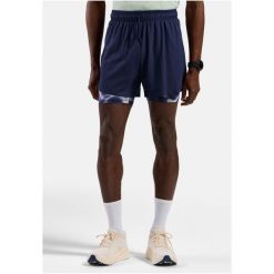 Spodenki męskie Odlo ZEROWEIGHT 5 INCH 2-in-1 short. Niebieskie krótkie spodenki sportowe męskie Odlo, l, bez wzorów, z materiału, do biegania. Za 317.90 zł.