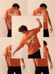 T-shirt boxy z nadrukiem na plecach - brązowy. Brązowe t-shirty męskie Reserved, l, bez wzorów, z bawełny, bez kołnierzyka. W wyprzedaży za 45.99 zł.