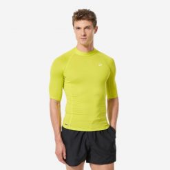 Top UV surfingowy męski Decathlon 100 krótki rękaw. Zielone koszulki sportowe męskie Decathlon, m, bez wzorów, z dzianiny, bez kołnierzyka, bez ramiączek. Za 44.99 zł.