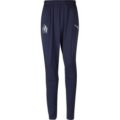 Spodnie "Olympique Marseille" w kolorze granatowym. Spodnie materiałowe dla chłopców marki Puma. W wyprzedaży za 107.95 zł.