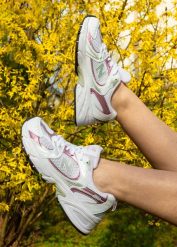 Sneakersy damskie NEW BALANCE 530 GR530RK. Białe obuwie sportowe damskie New Balance, bez wzorów, z gumy. Za 313.99 zł.