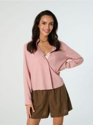 Wiskozowa koszula z domieszką lnu - różowy. Czerwone koszule damskie Sinsay, l, bez wzorów, z materiału, boho, bez kołnierzyka, bez ramiączek. Za 39.99 zł.