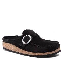 Klapki Birkenstock. Czarne klapki damskie Birkenstock, bez wzorów, bez obcasa. Za 495.99 zł.