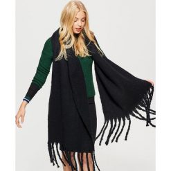 Ciepły szalik z frędzlami - Czarny. Czarne szaliki i chusty damskie Cropp. Za 59.99 zł.