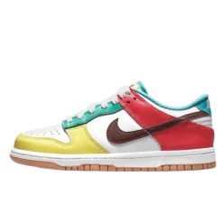 Buty do chodzenia dla dorosłych Nike Dunk Low SE Free 99 Pack White. Białe obuwie sportowe damskie Nike, bez wzorów, z materiału, do koszykówki, Nike Cortez. Za 2,364.35 zł.