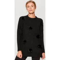 Sweter z puszkami - Czarny. Czarne swetry damskie Mohito. Za 139.99 zł.