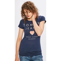 Tommy Jeans - Top. Szare topy damskie Tommy Jeans, z nadrukiem, z bawełny, z okrągłym kołnierzem, z krótkim rękawem. W wyprzedaży za 129.90 zł.
