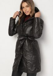 Czarna Kurtka z Pikowanymi Przeszyciami Kapturem i Wiązanym Paskiem Erlexie. Czarne kurtki damskie Born2be, l, bez wzorów, z dzianiny. Za 159.99 zł.