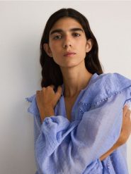 Koszula z falbanką z lyocellem - niebieski. Niebieskie koszule damskie Reserved, l, bez wzorów, z lyocellu, bez kołnierzyka, bez ramiączek. W wyprzedaży za 59.99 zł.