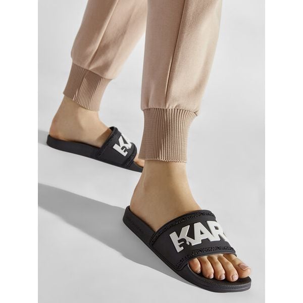 Klapki KARL LAGERFELD. Czarne klapki damskie KARL LAGERFELD, bez wzorów, bez obcasa. Za 234.99 zł.