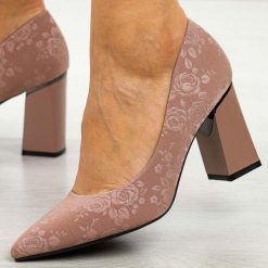 Różowe czółenka damskie na słupku Vinceza 62223. Czerwone czółenka damskie VINCEZA, bez wzorów, z materiału, biznesowe, bez obcasa, na słupku, bez zapięcia. Za 199.00 zł.