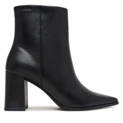 Botki Tamaris. Czarne botki damskie Tamaris, bez obcasa, na słupku, bez zapięcia. Za 469.99 zł.