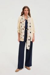 Szal w kropki beżowy. Brązowe szaliki i chusty damskie MOODO, bez wzorów, z poliesteru. Za 59.99 zł.