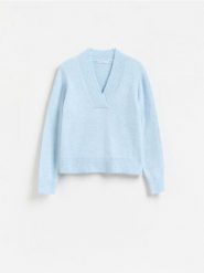Sweter z dekoltem V - jasnoniebieski. Niebieskie swetry damskie Reserved, l, bez wzorów, z dzianiny, bez kołnierzyka, bez ramiączek, bez kaptura. Za 139.99 zł.