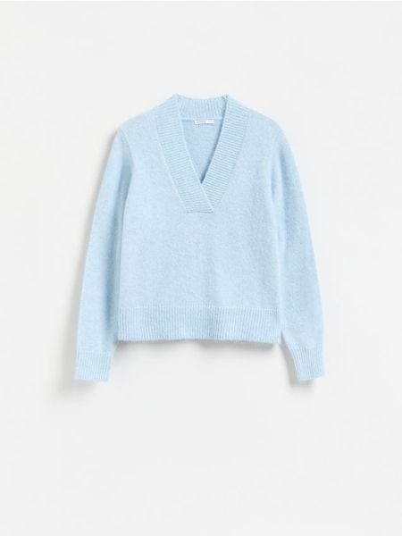 Sweter z dekoltem V - jasnoniebieski. Niebieskie swetry damskie Reserved, l, bez wzorów, z dzianiny, bez kołnierzyka, bez ramiączek, bez kaptura. Za 139.99 zł.