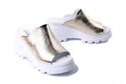 ARTIKER RELAKS 56C0435 gold, klapki damskie. Żółte klapki damskie Artiker Relaks, bez wzorów, bez obcasa, na koturnie. Za 212.42 zł.