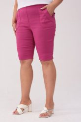 Komfortowe amarantowe spodnie bermudy PLUS SIZE XXL OVERSIZE. Czerwone spodnie materiałowe damskie Nasi partnerzy, plus size, bez wzorów, z elastanu. Za 139.90 zł.