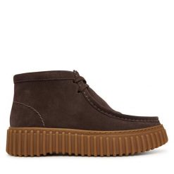 Trzewiki Clarks. Brązowe botki damskie Clarks, bez obcasa, na płaskiej podeszwie, bez zapięcia. Za 569.99 zł.