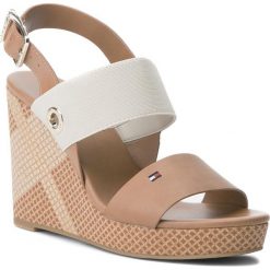Sandały TOMMY HILFIGER - Feminine High Hedge FW0FW03354 Summer Cognac 929. Brązowe klapki damskie Tommy Hilfiger, bez wzorów, z materiału, bez obcasa, na obcasie, bez zapięcia. W wyprzedaży za 259.00 zł.