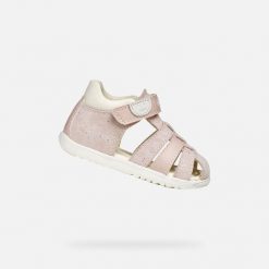 Sandały Geox Model B Sandal Macchia Gir Kolor Rose. Białe sandały dziewczęce Geox, z gumy, bez zapięcia. Za 219.99 zł.
