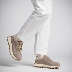 Beżowe Sneakersy Filippo Sportowe Buty Damskie Na Platformie. Brązowe obuwie sportowe damskie Filippo, bez wzorów, z jeansu, klasyczne, bez obcasa, na platformie, bez zapięcia. Za 219.00 zł.