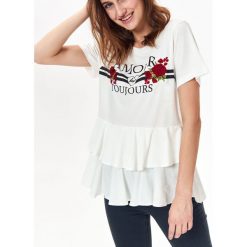 T-SHIRT DAMSKI Z HAFTEM, Z PODWÓJNĄ FALBANĄ. T-shirty damskie marki TROLL. W wyprzedaży za 29.99 zł.