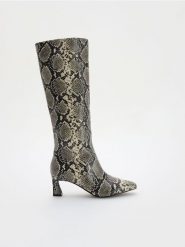 Skórzane kozaki w zwierzęcy wzór - wielobarwny. Kozaki damskie Reserved, ze skóry, bez obcasa. W wyprzedaży za 399.99 zł.