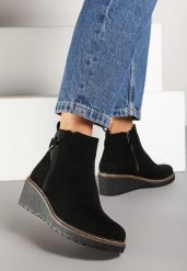 Czarne Botki Sztyblety na Koturnie Ozdobione Metaliczną Aplikacją Savianae. Czarne botki damskie Renee, z jeansu, eleganckie, bez obcasa, na koturnie, bez zapięcia. Za 159.99 zł.