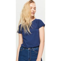 Gładka koszulka BASIC - Granatowy. T-shirty damskie marki Cropp. W wyprzedaży za 14.99 zł.