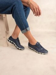 Buty sportowe damskie TBS Jazflor. Niebieskie obuwie sportowe damskie TBS, bez wzorów, z materiału, trekkingowe. Za 402.50 zł.