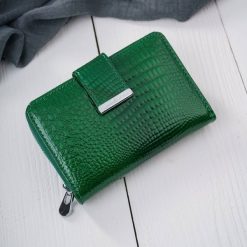 Portfel damski skórzany lakierowany mały zielony z tłoczeniem croco z RFID SP-26-CGR. Zielone portfele damskie bez wzorów, z lakierowanej skóry. Za 99.00 zł.