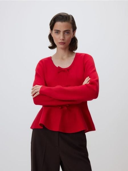 Sweter z kokardkami - czerwony. Czerwone swetry damskie Reserved, l, bez wzorów, z dzianiny, bez kołnierzyka, bez ramiączek, bez kaptura. Za 119.99 zł.