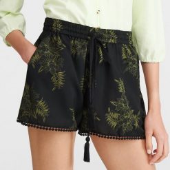 Wzorzyste szorty - Wielobarwny. Szorty damskie Reserved. W wyprzedaży za 29.99 zł.