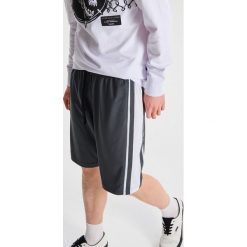 Luźne szorty z lampasem - Szary. Szare szorty męskie marki Cropp, bez wzorów. Za 59.99 zł.
