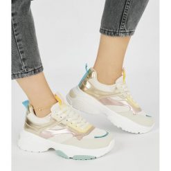 Sportowe buty damskie na grubej podeszwie złoty. Żółte obuwie sportowe damskie bez wzorów. Za 110.92 zł.