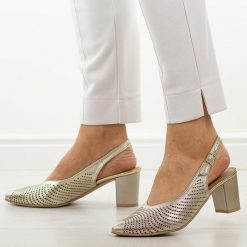 Złote C skórzane Polskie czółenka damskie Deoni D136A. Żółte czółenka damskie Deoni, w ażurowe wzory, ze skóry, casualowe, bez obcasa, na obcasie, bez zapięcia. Za 429.00 zł.