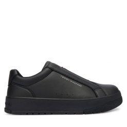 Sneakersy Tommy Hilfiger. Czarne trampki i tenisówki chłopięce Tommy Hilfiger, bez wzorów, bez zapięcia. Za 309.99 zł.