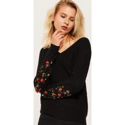 Sweter z haftem - Czarny. Czarne swetry damskie House. Za 89.99 zł.