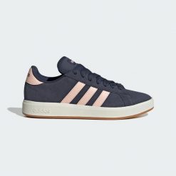 Buty Grand Court Base 00s. Brązowe obuwie sportowe damskie Adidas, bez wzorów, trekkingowe. Za 279.00 zł.