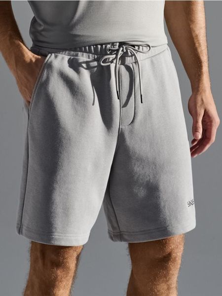 Szorty SNSY PERFORMANCE - kremowy. Białe szorty męskie Sinsay, l, bez wzorów. W wyprzedaży za 19.99 zł.