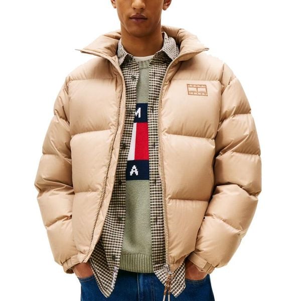Kurtka TOMMY JEANS TJM ALASKA DOWN PUFFER E Brązowy. Brązowe kurtki męskie Tommy Hilfiger, bez wzorów, z jeansu, bez kaptura. Za 1,210.45 zł.