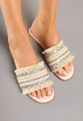 Beżowe Klapki Ozdobione Cyrkoniami i Frędzlami w Stylu Boho Ridivenna. Brązowe klapki damskie Renee, bez wzorów, boho, bez obcasa, na płaskiej podeszwie. Za 54.99 zł.
