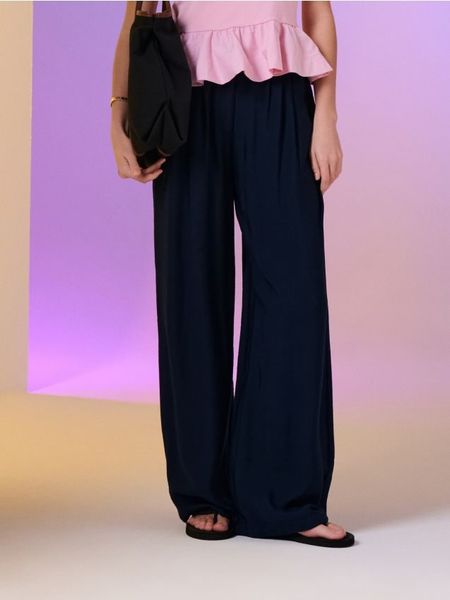 Wiskozowe spodnie wide leg - granatowy. Niebieskie spodnie materiałowe damskie Sinsay, l, bez wzorów, z wiskozy. Za 49.99 zł.